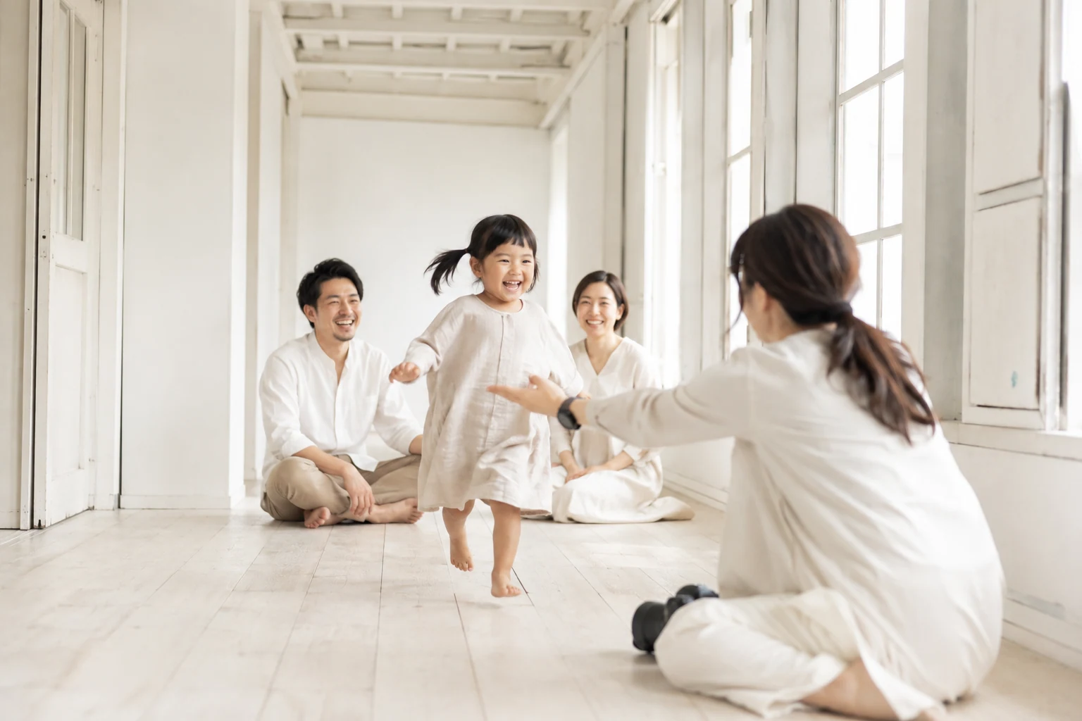 床に座り、子どもと同じ目線で遊ぶスタッフ